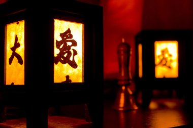 Ahşap cam Çin yanan fener hiyeroglif ile. Gizemli gece lambası. Meditasyon ve gevşeme. Güzellik Salonu dekorasyonu. Spa ayarı.