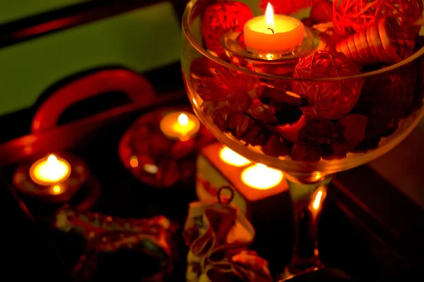 Vaso di vetro da primo piano e candelabri rotondi con candele per aromaterapia. Misterioso lume di candela notturno. Meditazione e relax. Decorazione di salone di bellezza. Impostazione Spa — Foto Stock