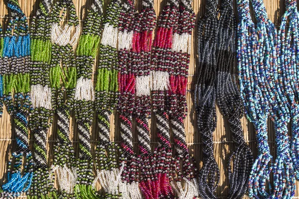 Africano único tradicional hecho a mano collares de cuentas de colores. Mercado local de artesanía en Sudáfrica . — Foto de Stock