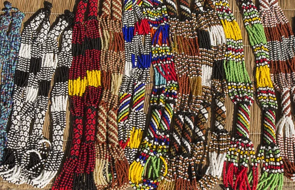 Africano único tradicional hecho a mano collares de cuentas de colores. Mercado local de artesanía en Sudáfrica . — Foto de Stock