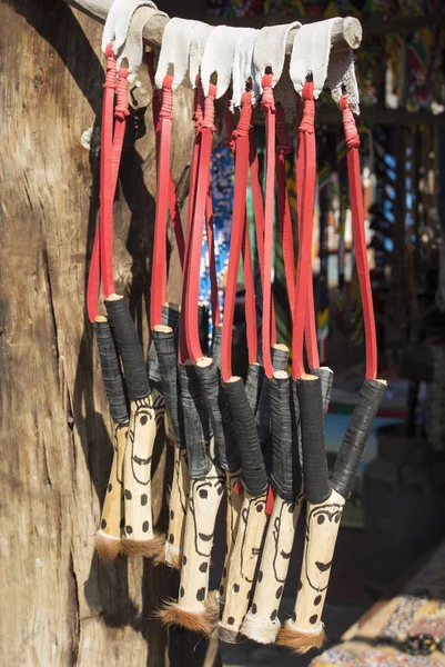 Africano único tradicional hecho a mano colorido cuero de goma de madera honda. Mercado local de artesanía en Sudáfrica . — Foto de Stock