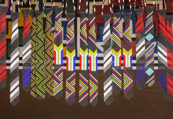 Africano único tradicional hecho a mano cuentas de colores lazos. Bandera de Sudáfrica. Mercado local de artesanía . — Foto de Stock