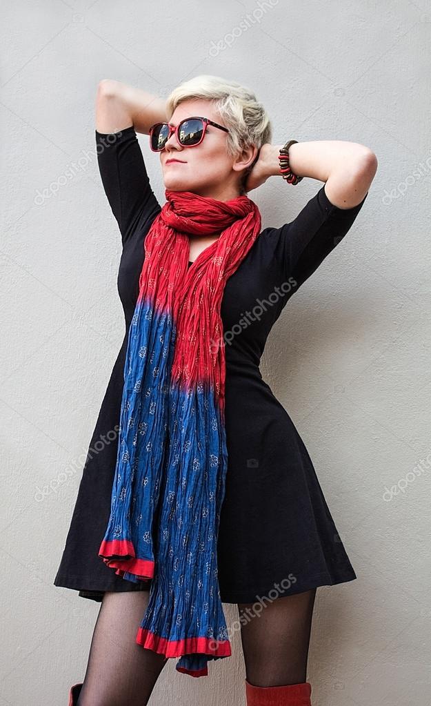 élégante Jeune Femme Belle Blonde En Noir Peu Robe Foulard
