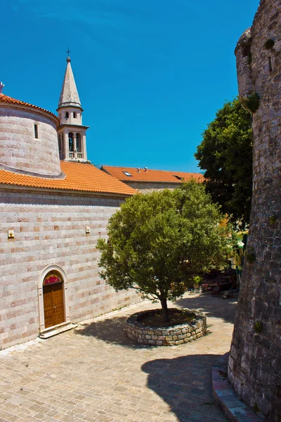 Starověké Kostel Nejsvětější Trojice v Budva, Černá Hora. Patio. Starý koudel — Stock fotografie