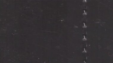 Öğütülmüş dokuları ve toz parçacıkları olan yatay film tahıl döngüsü. Örtüler, arka planlar, retro efektler ve video düzenleme projeleri için uygundur.