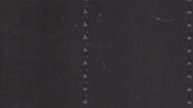 Öğütülmüş dokuları ve toz parçacıkları olan yatay film tahıl döngüsü. Örtüler, arka planlar, retro efektler ve video düzenleme projeleri için uygundur.