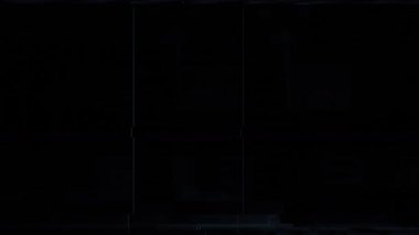 Kalın arayüz parçaları, güçlü dijital gürültü ve arkaplan kullanımı, örtüşmeler ve teknolojik kurgu için temiz bir yapı içeren döngüsel bilim kurgu HUD arızası.