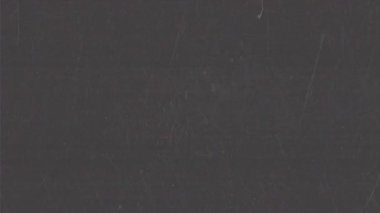 Dikey film tahıl döngüsü, öğütülmüş doku ve toz parçacıkları. Örtüler, arka planlar, retro efektler, sosyal video biçimleri ve düzenleme için mükemmel.