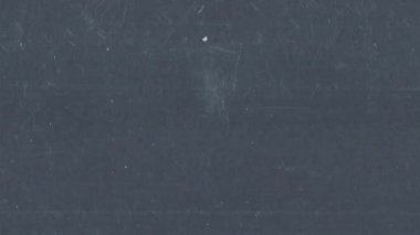 Dikey film tahıl döngüsü, öğütülmüş doku ve toz parçacıkları. Örtüler, arka planlar, retro efektler, sosyal video biçimleri ve düzenleme için mükemmel.