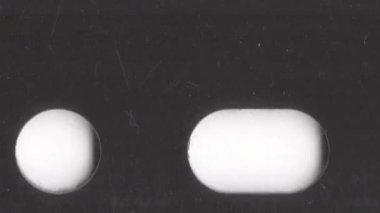 Dikey film tahıl döngüsü, öğütülmüş doku ve toz parçacıkları. Örtüler, arka planlar, retro efektler, sosyal video biçimleri ve düzenleme için mükemmel.