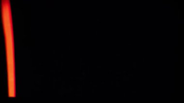 Karmaşık analog film ışığı sızıntısı hızlı hareket, lens bükülmesi ve retro film estetiği ile. Müzik videoları, tanıtımlar, sosyal medya ve sinematik hikaye anlatımları için harika..