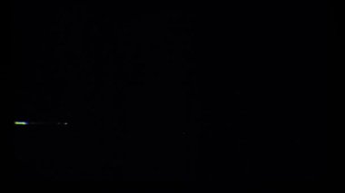 Karmaşık analog film ışığı sızıntısı hızlı hareket, lens bükülmesi ve retro film estetiği ile. Müzik videoları, tanıtımlar, sosyal medya ve sinematik hikaye anlatımları için harika..