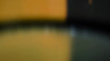 Karmaşık analog film ışığı sızıntısı hızlı hareket, lens bükülmesi ve retro film estetiği ile. Müzik videoları, tanıtımlar, sosyal medya ve sinematik hikaye anlatımları için harika..