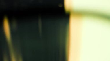 Karmaşık analog film ışığı sızıntısı hızlı hareket, lens bükülmesi ve retro film estetiği ile. Müzik videoları, tanıtımlar, sosyal medya ve sinematik hikaye anlatımları için harika..