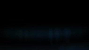 Karmaşık analog film ışığı sızıntısı hızlı hareket, lens bükülmesi ve retro film estetiği ile. Müzik videoları, tanıtımlar, sosyal medya ve sinematik hikaye anlatımları için harika..