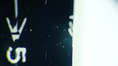 Karmaşık analog film ışığı sızıntısı hızlı hareket, lens bükülmesi ve retro film estetiği ile. Müzik videoları, tanıtımlar, sosyal medya ve sinematik hikaye anlatımları için harika..