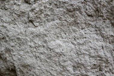 Taşın sert yüzeyi gridir..