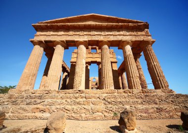 Antik tapınak kalıntıları