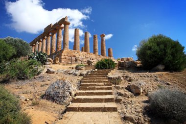 Antik tapınak kalıntıları