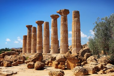 Antik tapınak kalıntıları