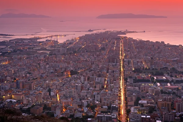 Trapani ville dans la soirée — Photo