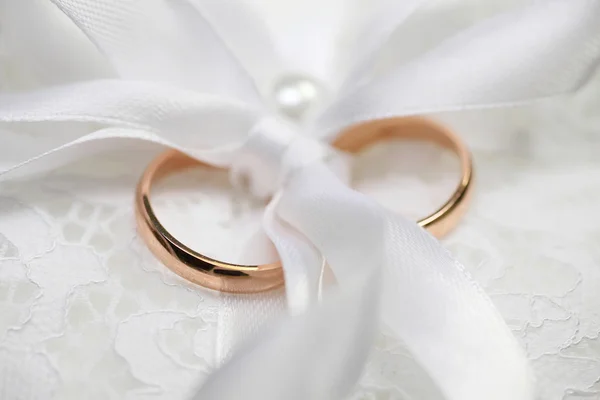 Two wedding rings — Stock Photo, Image