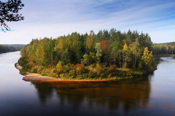 Schöne Herbstlandschaft mit Wald und Flusstal — Stockfoto