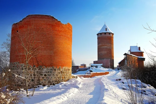 Ruínas do castelo no inverno coberto pela neve — Fotografia de Stock