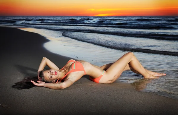 Ragazza magra in acqua su una spiaggia — Foto Stock