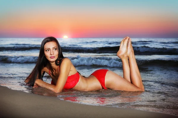 Ragazza magra in acqua su una spiaggia — Foto Stock
