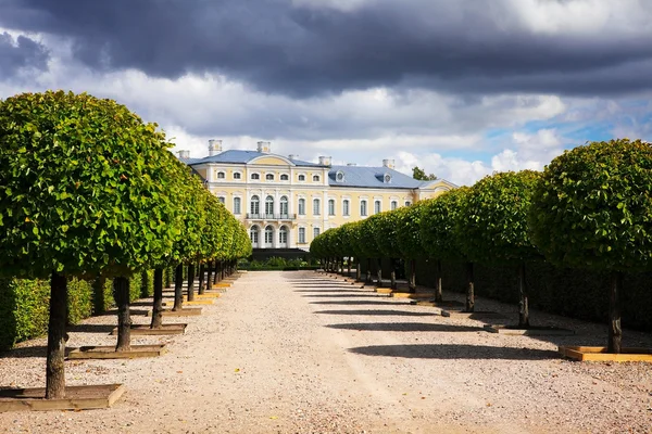 Прекрасний бароковий палац Rundale з сірим небом — стокове фото