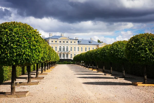 Beautiful baroque palace Rundale with grey sky — Stock Photo, Image