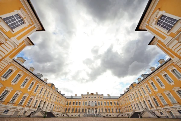 Beautiful baroque palace Rundale with grey sky — Stock Photo, Image