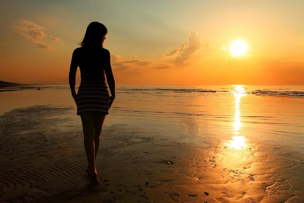 güzel genç ince kız kumsalda ayakta