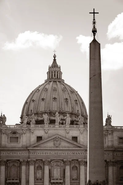 Classic Vatican view with St. Peter 's basilica and obelisk — стоковое фото