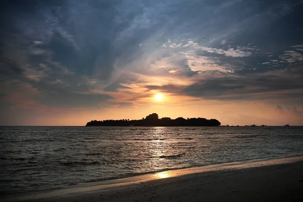 史诗般的日落在马尔代夫的热带海滩 — 图库照片