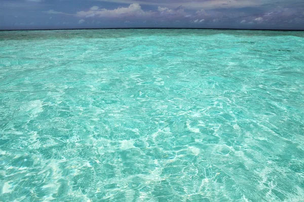 Winzige Sandbank mitten im Meer mit perfekt blauem Wasser — Stockfoto