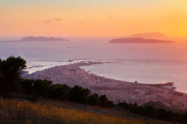 Vista noturna da cidade de Trapani a partir do topo da colina — Fotografia de Stock