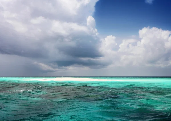 Pequeño banco de arena en medio del mar con agua azul perfecta —  Fotos de Stock