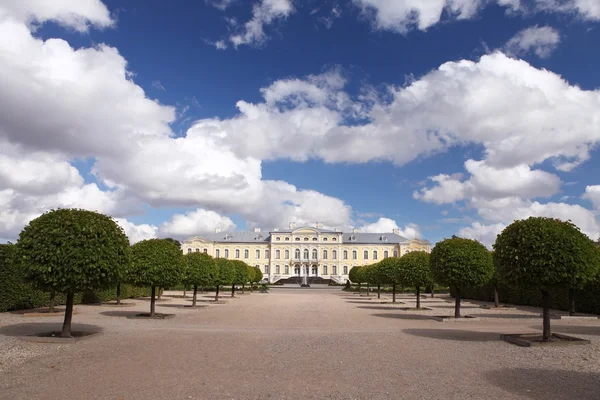 Beautiful baroque palace Rundale with blue sky — Stock Photo, Image