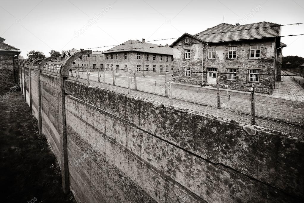 Vue historique classique du camp de la mort d'Auschwitz à Sépia — Photo