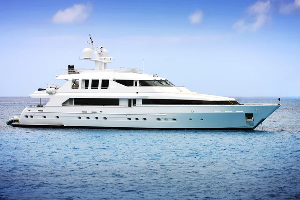 Zakotwiczone luksusowy nowoczesny prywatny Jacht na morzu — Zdjęcie stockowe