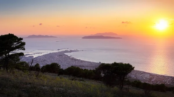 Avond uitzicht op Trapani stad vanaf de top van de heuvel — Stockfoto