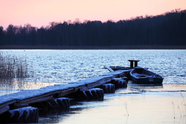 Ochtend landschap van een bevroren meer Stockafbeelding