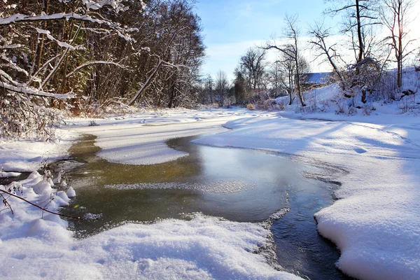 冬の凍る川 — ストック写真