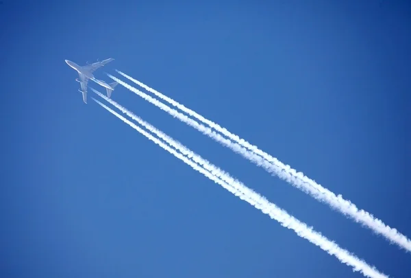 Jet uçağı yüksek mavi gökyüzü