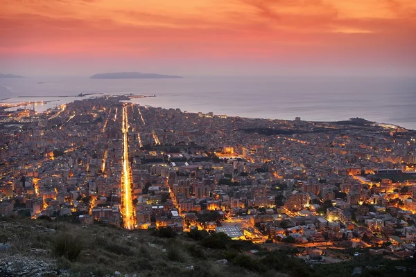 Trapani ville dans la soirée — Photo