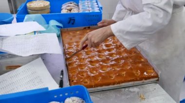 Büyük pasta karelere Baker kesmek