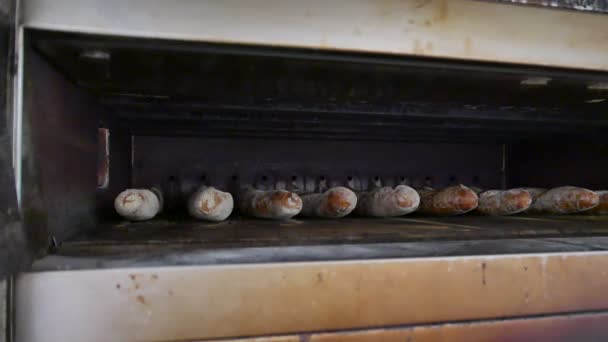 Rollos para hornear en un horno industrial — Vídeos de Stock