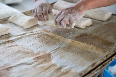 Ham Ciabatta ekmeği tepsiye koyarak Baker